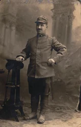 Albumi "The GM R. Army (World War I)": 23. rykmentin sotilaita. Territoriaalinen miliisi univormussa maittain (m/w kuva)