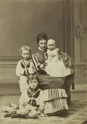 Suurherttuatar Maria Fjodorovna lasten kanssa, Nikolai Aleksandrovitš, George..., n. 1875.