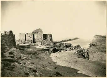 Temppelin rauniot, Niili taustalla, Qasr Ibrim, Egypti, valokuva Georg Steindorff, noin 1930