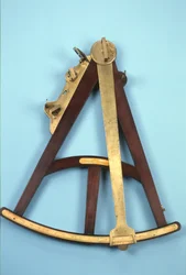 18 tuuman Hadley-kvadrantti tai oktantti, n. 1760 (puu, messinki ja lasi)