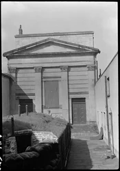 Kappeli Hull Trinity Housessa ja patsas itärintaman ulkopuolella, Kingston upon Hull, 1941.