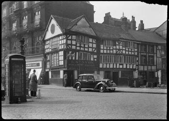 Old Wellington Inn, Old Shambles, Manchester, 1942.