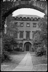 Seinä kaarikäytävällä nro 9:n edessä, College, Durhamin kreivikunta, 1942.
