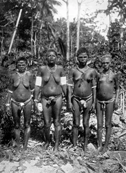 Naiset juhlapuvussa, Melanesia, 1920.