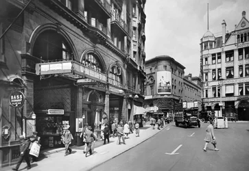 Piccadilly Circus Station, Haymarket entrance, Westminster, London, c1930s   1176571   fi       finnish Successfully Translated  Original: Albury Translat: Albury 1274587 fi finnish Successfully Translated Original: Asile impériale de Vincennes: la bibliot
