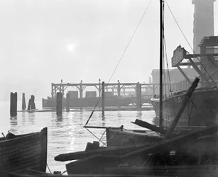 Auringonnousu Lambethin ranta-alueella itään katsovassa Lontoossa 1930-luvun alussa