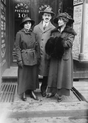 Fania Mindell, toimittaja Harold Hersey ja Marian Bloom luultavasti otettu Bownsvillen oikeudenkäynnin aikana, 1917