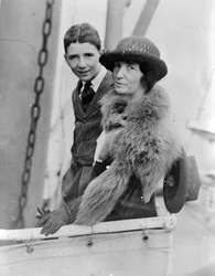 Margaret Sanger ja hänen vanhempi poikansa Stuart Japanissa, 1922