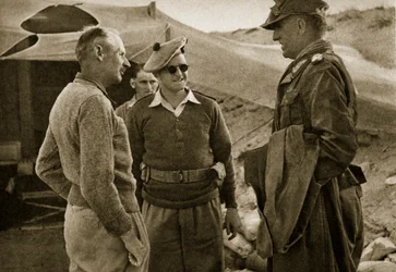 Kenraali Thoma (oikealla), joka oli juuri jäänyt vangiksi El Alameinissa, ja kenraali Montgomery (vasemmalla) 4. marraskuuta 1942 (s/w-kuva).
