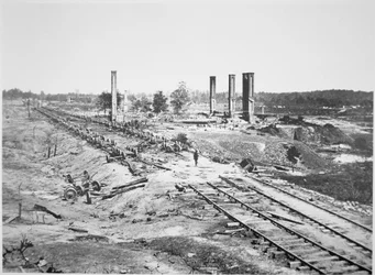 Ruins of Hoodin 28-auton ammusjuna ja Scofield Rolling Mill, lähellä Atlantaa, Georgia, syyskuu 1864 (m/v valokuva)