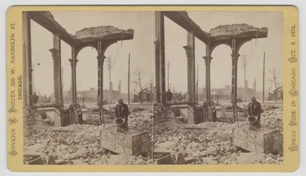 Stereografia miehestä jäähdyttämässä kassakaappia raunioiden keskellä Chicagon palon jälkeen 1871, 1871 (bw-kuva korttitelineessä)