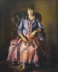 Emma violetissa mekossa