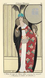 "Valkoinen crepe de chine -mekko, jossa on kettu. Saukkon takki ja haisuja,"