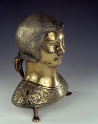 Akvamaniili (allas papin käsien pesuun messun aikana) kultapronssia nuoren miehen rintakuvan muotoinen. 1300-1325. Hildesheimista. Aurinko 0,23x0,19 m Pariisi, keskiajan kansallismuseo, Thermes de Cluny