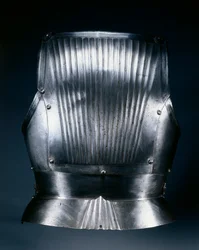 Maximilian-tyylinen taustalevy, n.1510-30 (teräs messinkiniiteillä)