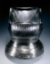 Maximilian-tyylinen rintalevy, n. 1510-30