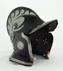 Burgonet, 1600-luvun alku (teräs ja rauta mustalla maalilla ja nahan jälkiä)