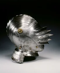 Maximilian-tyylinen sulkukypärä, n. 1520 (teräs ja messinki)