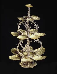 Kohokuvioitu pöydän keskiosa kuoren muotoisilla astioilla, D.T. Moye, Hampuri, 1633-44 (hopeakullattu)