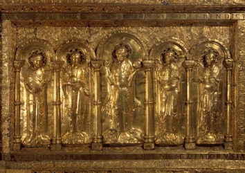 Balen katedraalin alttarin edessä Benching Christin, kolmen arkkienkelin (Michael, Gabriel ja Raphael) ja pyhä Benedict of Nursie ympärillä ja hänen jalkojensa juuressa keisari Henrik II sanoi Pyhän (973-1024) ja Tee vaikutus Cunegondeen (975-103