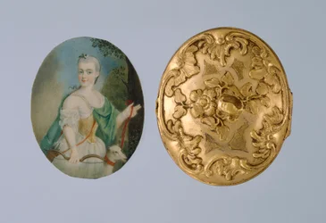 Medaljonki, jossa Wilhelmine Diana, 1700-luvun puoliväli (kullattua messinkiä, norsunluua ja lasia)