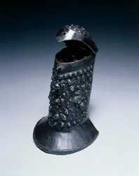 Patroni tai patruunalaatikko, n. 1600 (teräs, puu, messinki ja nahka)