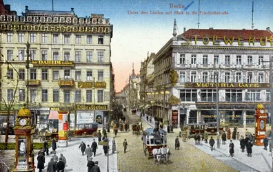 Postikortti, joka kuvaa Unter den Lindeniä ja Friedrichstrassea Berliinissä, n. 1910 (värivalokuva)