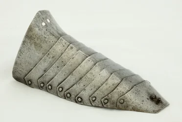 Oikea Sabaton, n. 1490, kunnostettu 1850-1925 (teräs ja nahka)