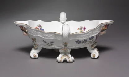 Sauceboat, valmistettu Meissenin posliinitehtaalla, Saksassa, 1735-56