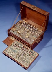 Matkakirurgia ja apteekkipakkaus. 1640. Augsburg. Decorative Arts, Pariisi.