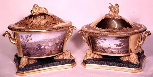 Kaksi juustoa Preussian Dinner Servicestä, Berliini, 1816-19 (posliini ja kullattu) (katso myös 3043 ja 68588)