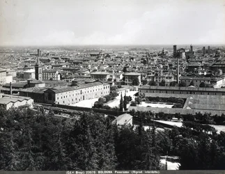 Panoraamanäkymä Bolognaan tehtaineen ja aukiolla.