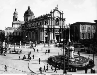Piazza del Duomo Cataniassa, jossa on Pyhälle Agathalle omistettu katedraali ja norsulähde, noin 1900