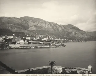 Näkymä Montecarloon, lomakeskukseen, josta on näkymät Ligurianmerelle. Taustalla kohoavat Meri-Alpit. Kuva on otettu Monacosta