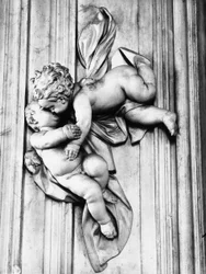 Putti suutelee (kipsi)