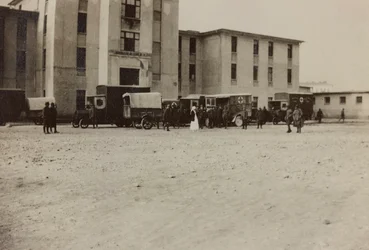 Albumi "Pictures of War II": italialaiset sotilaat ja Punaisen Ristin ambulanssit Gradisca Sagradossa, Goriziassa, Italiassa (m/v kuva)