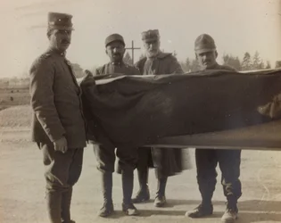 Albumi "Pictures of War II": italialaiset sotilaat kantavat suuren sodan kaatuneen arkkua (m/w kuva)