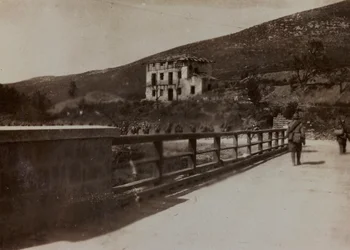 Albumi "Kuvia sodasta II": italialaisia sotilaita Val Chiusonessa matkalla Podsenicaan, 09/1917
