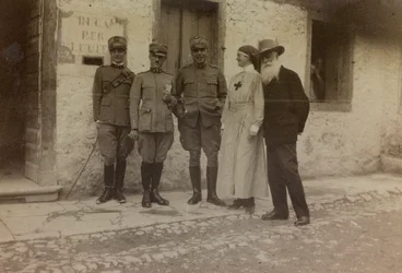 Albumi "Pictures of War II": Punainen Risti ja italialaiset sotilaat (m/v kuva)