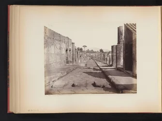 Näkymä Strada della Abbondanzalle Pompejissa, Italiassa Strada della Abbondanza. Pompei (otsikko esineessä)