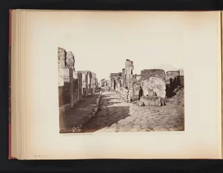 Näkymä Strada di Sallustiolle Pompejissa, Italiassa Strada di Salustio. Pompei (otsikko esineessä)
