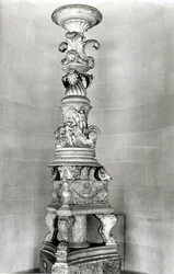 Piranesi roomalaisten antiikkiesineiden pohjalta suunnittelema kynttelikkö omaan hautaan (marmori)