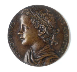 Antoninus Piusta kuvaava mitali: suoraviivainen