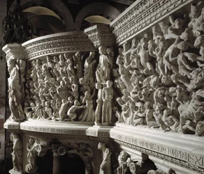 Yksityiskohta tuolista, jonka on toteuttanut Giovanni Pisano (1248-1314): Kristus-tuomari valittujen ja kirottujen välillä (Yksityiskohta marmorisaarnatuolien reliefeistä, Kristus valittujen ja kirottujen sielujen välillä) 1302-1311 Pisan katedraali (Duomo