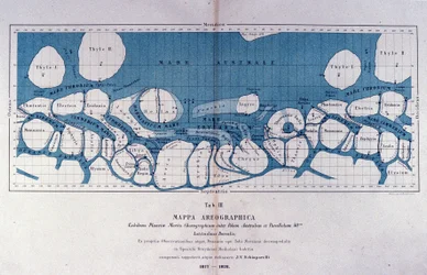 Mars-planeetan kartta. Astrofyysikko havaitsi Mars-planeetalla suoraviivaisia muodostelmia, joita hän kutsui Marsin kanaviksi (canali). 1877-1878