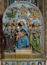 Neitsyt ja lapsi Pyhän Madeleinen ja Pyhän Johanneksen evankelista Marmori- ja terrakottapolykromin kanssa, kirjoittanut Giovanni della Robbia (1469-1529) Firenze, Santa Crocen kirkko, Cappella Pulci