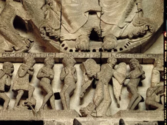 Länsiportaalin tympanum, jossa on viimeistä tuomiota kuvaava yksityiskohta Kristuksen jaloista, enkelistä ja kuolevaisista, n.1130-35, kalkkikivi