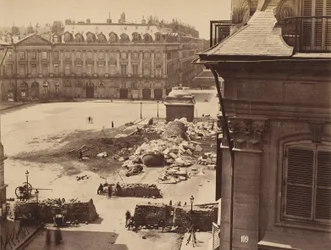 Place Vendome Pariisissa pylvään tuhoutumisen jälkeen