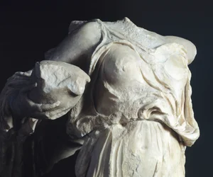 Akroteriaalihahmo, veistos Asklepiuksen temppelistä, Epidaurus, Kreikka, Kreikan sivilisaatio, 4. vuosisadalla eKr. (veistos)