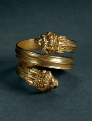 Suur-Kreikan taide: kultasormus, jossa on leijonaprotomeja. 300-luvun loppu-200-luvun alku eKr. Tarantosta, Italiasta. Taranto, Museo Archeologico Nazionale